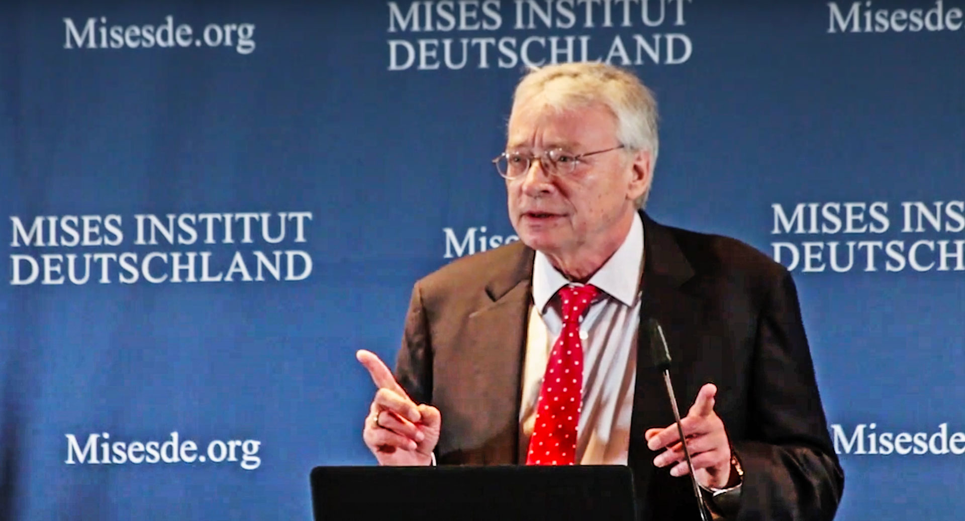 Zeitloser Vortrag von Hans-Hermann Hoppe über Eigentum, Naturrecht, Demokratie und warum der Staat der größte Feind von Ethik und Freiheit ist.