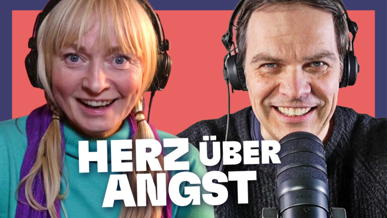 Aukse spricht mit Jens Lehrich über Mut, Bewusstsein, Bildung, Trauma, Meinungsfreiheit und echte Selbstermächtigung. Ein tiefes Gespräch über die Kunst, wirklich zu leben – trotz Krise, Angst und gesellschaftlichem Druck. Jetzt die neue Raus-hier!-Folge hören!